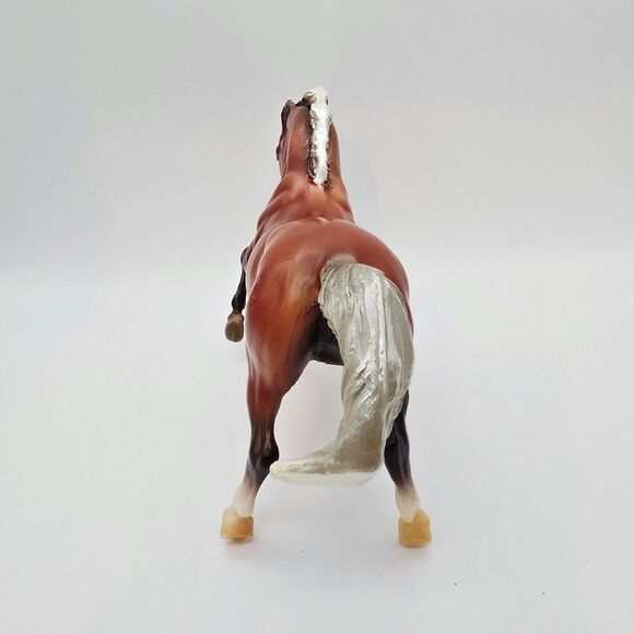 Breyer Classic Fighting Stallion Silver Bay - Picture 9 of 12